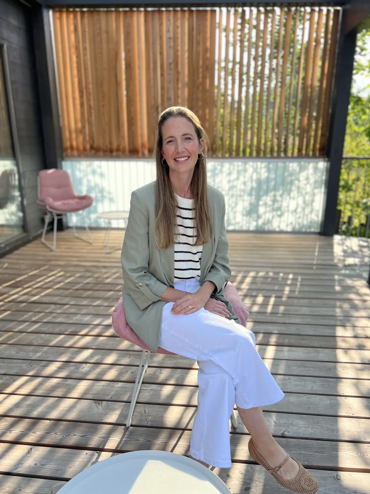 Barbara Kraihamer auf der Terrasse